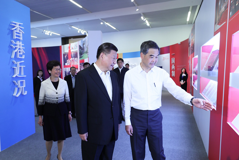 6月26日,中共中央总书记、国家主席、中央军委主席习近平在国家博物馆参观香港回归祖国20周年成就展。全国政协副主席、香港特别行政区行政长官梁振英等陪同参观。