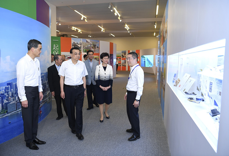 6月25日,中共中央政治局常委、国务院总理李克强在国家博物馆参观香港回归祖国20周年成就展。