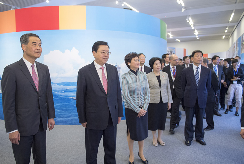 6月26日,中共中央政治局常委、全国人大常委会委员长张德江在国家博物馆参观香港回归祖国20周年成就展。
