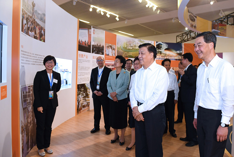 6月26日,中共中央政治局常委、中央书记处书记刘云山在国家博物馆参观香港回归祖国20周年成就展。