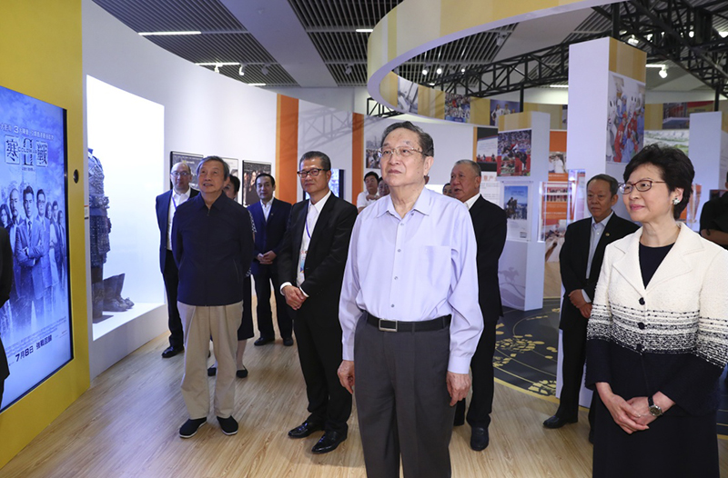 6月26日,中共中央政治局常委、全国政协主席俞正声在国家博物馆参观香港回归祖国20周年成就展。