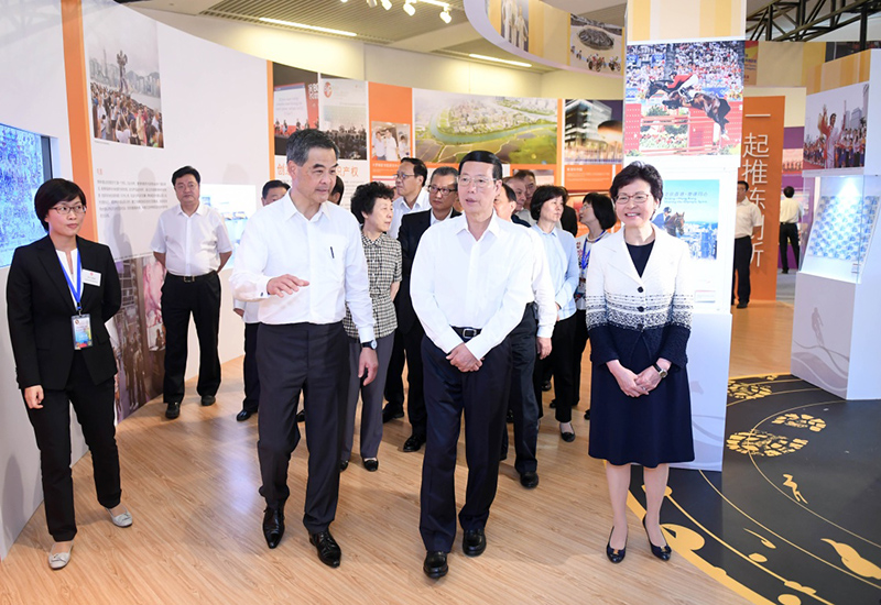 6月26日,中共中央政治局常委、国务院副总理张高丽在国家博物馆参观香港回归祖国20周年成就展。